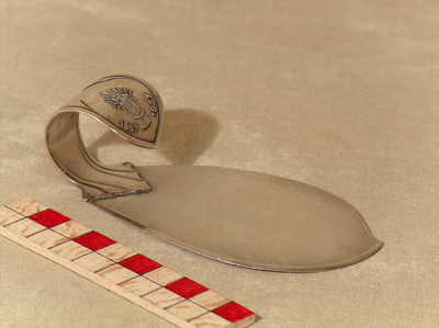 878225 Afbeelding van een taartschep, uitgegeven door Mij. De Korenschoof ter gelegenheid van het 100-jarig bestaan van ...